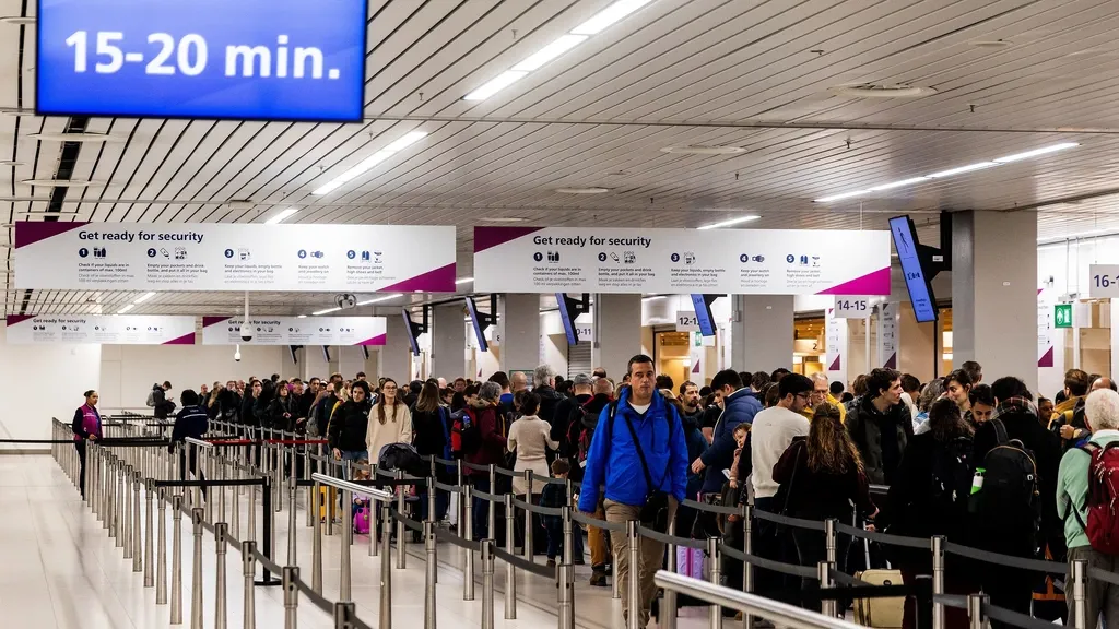 Schiphol security guards to hold short, staggered walkouts tomorrow and Wednesday