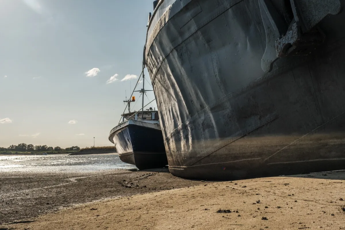 At low water the skipper comes after the dikes, nature and drinking water