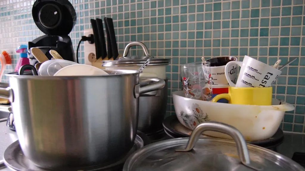 Airbnb hosts can no longer force guests to do the dishes
