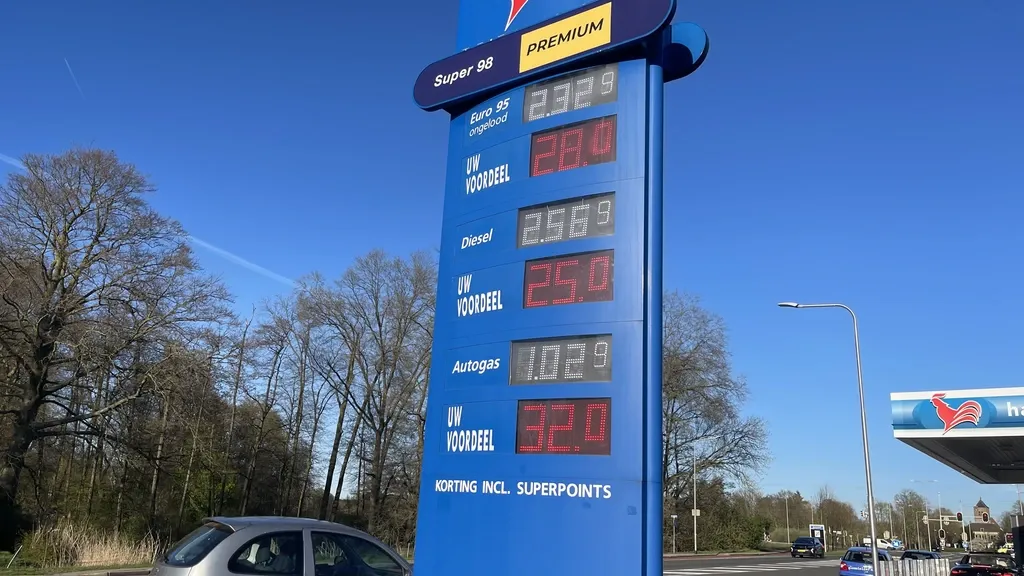 With high pump prices, Dutch drivers increasingly fill up in Belgium and Germany