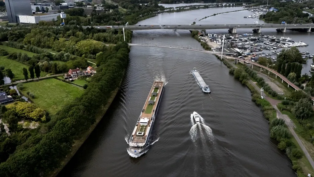 Rijkswaterstaat backs down: Amsterdam–Rhine Canal will stay open at night