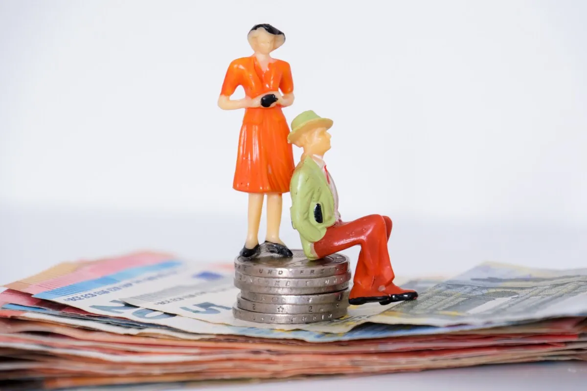 Do women really have less financial knowledge, or do they lack confidence?